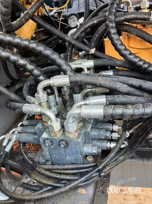 液壓泵艙室正面整體（整機外觀）