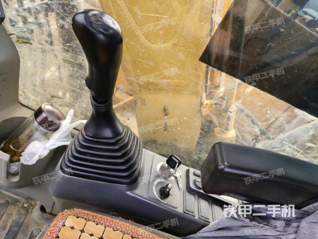 行走控制手柄和踏板?俯拍（駕駛室部分）