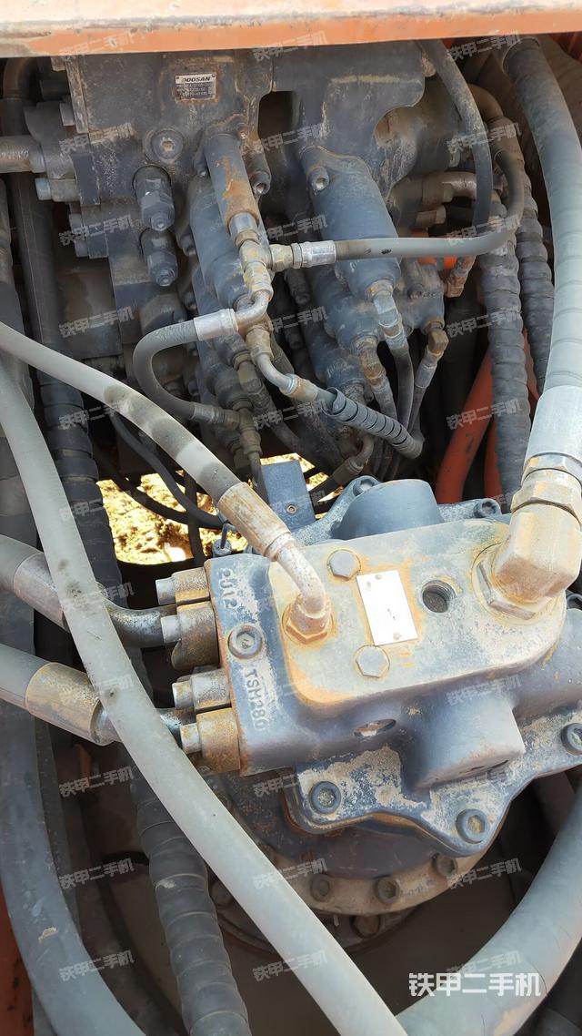 回轉馬達和主控閥(整機外觀) 回轉馬達和主控閥(整機外觀)