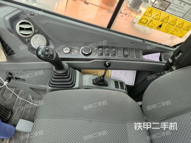 座椅右側(cè)控制臺/鑰匙門/油門/含右手柄（駕駛室部分）