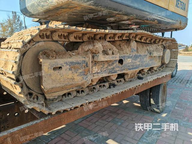 單側(cè)履帶整體(整機(jī)外觀) 單側(cè)履帶整體(整機(jī)外觀)