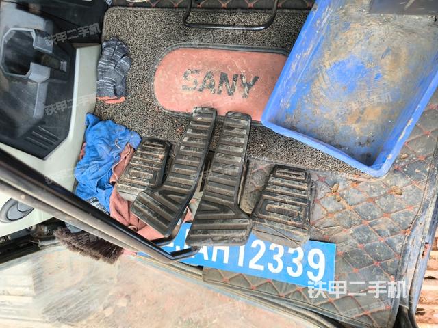 左后方玻璃角標(biāo)(駕駛室部分) 左后方玻璃角標(biāo)(駕駛室部分)