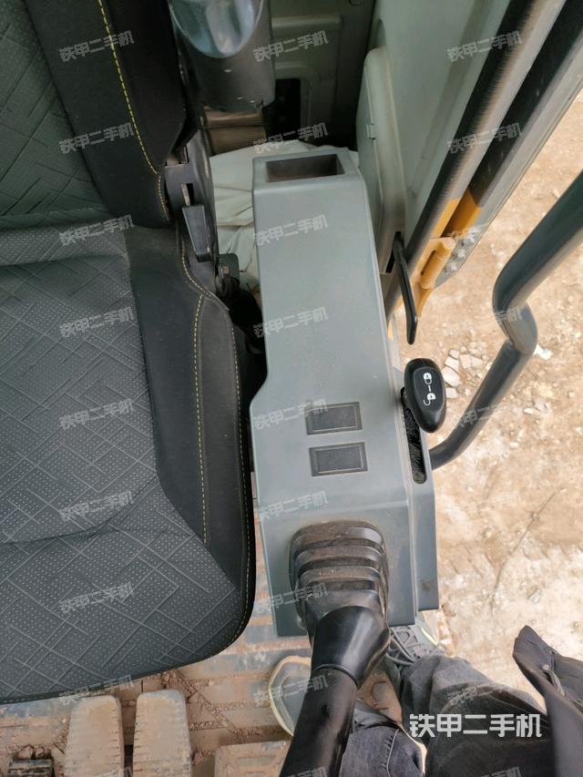 座椅左側(cè)控制臺/音響/含左手柄（駕駛室部分）