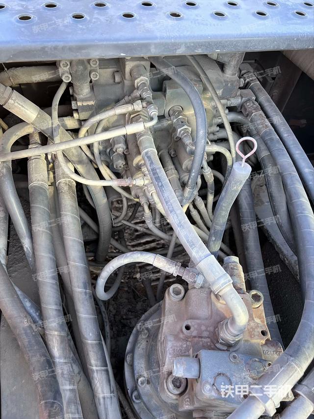 回轉(zhuǎn)馬達(dá)和主控閥(整機(jī)外觀) 回轉(zhuǎn)馬達(dá)和主控閥(整機(jī)外觀)