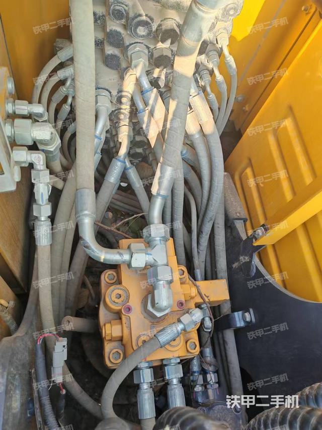 回轉(zhuǎn)馬達(dá)和主控閥(整機(jī)外觀) 回轉(zhuǎn)馬達(dá)和主控閥(整機(jī)外觀)