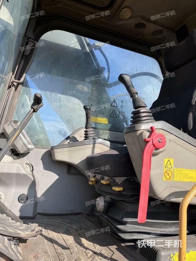 駕駛室整體(整機(jī)外觀) 駕駛室整體(整機(jī)外觀)