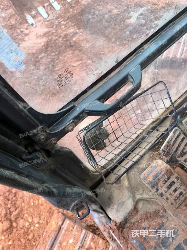 行走控制手柄和踏板?俯拍（駕駛室部分）