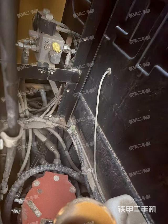 回轉(zhuǎn)馬達(dá)和主控閥（整機(jī)外觀）