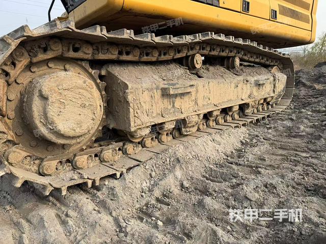 單側(cè)履帶整體(整機(jī)外觀) 單側(cè)履帶整體(整機(jī)外觀)