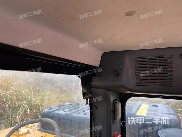 行走控制手柄和踏板?俯拍(駕駛室部分) 行走控制手柄和踏板?俯拍(駕駛室部分)