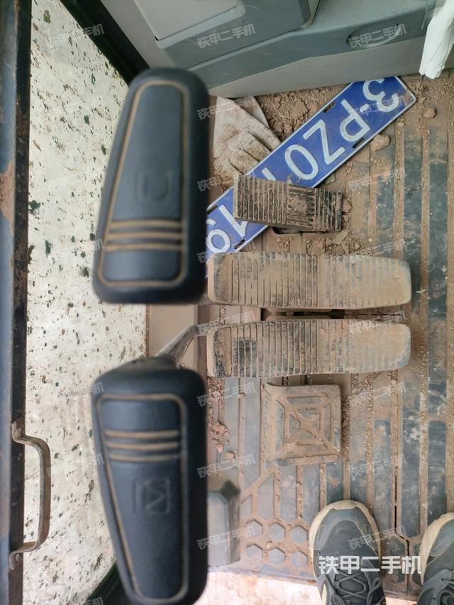 行走控制手柄和踏板?俯拍（駕駛室部分）