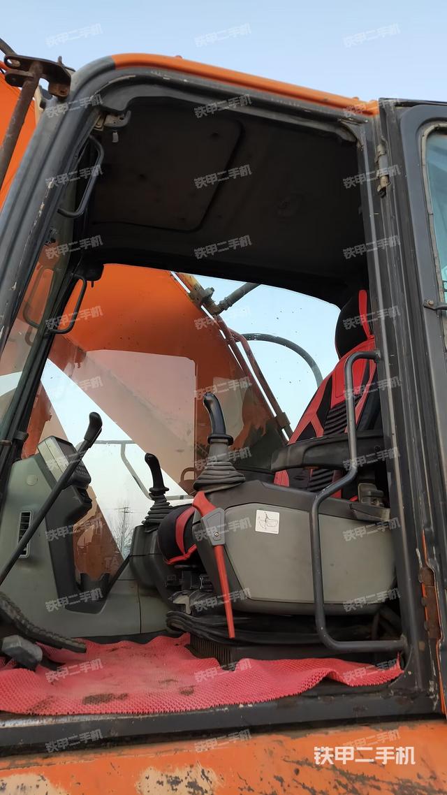 駕駛室整體(整機外觀) 駕駛室整體(整機外觀)