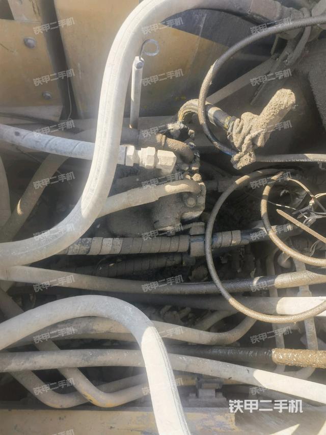 回轉(zhuǎn)馬達(dá)和主控閥（整機(jī)外觀）