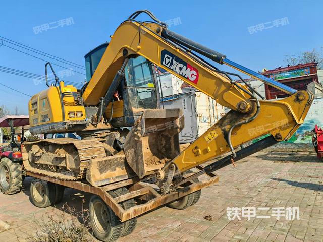 駕駛室頂部(整機(jī)外觀) 駕駛室頂部(整機(jī)外觀)