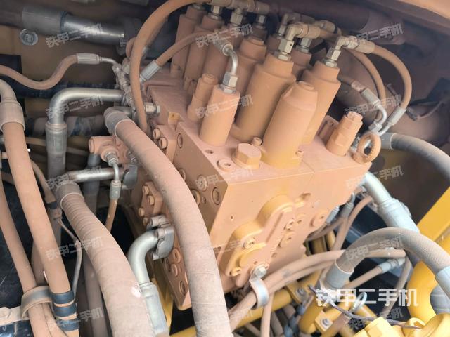 中央回轉(zhuǎn)接頭特寫(xiě)(上車(chē)部件) 中央回轉(zhuǎn)接頭特寫(xiě)(上車(chē)部件)
