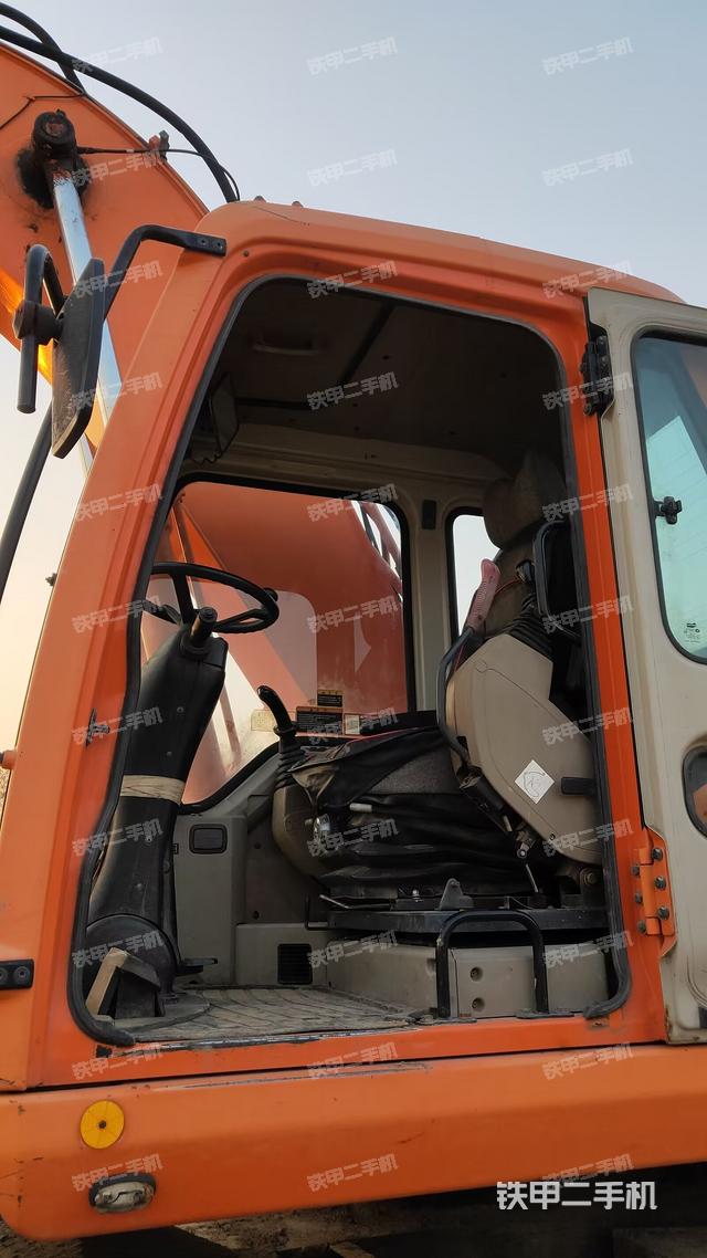 駕駛室整體(整機(jī)外觀) 駕駛室整體(整機(jī)外觀)