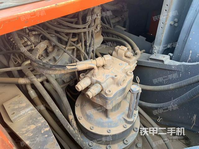 回轉(zhuǎn)馬達(dá)和主控閥(整機(jī)外觀) 回轉(zhuǎn)馬達(dá)和主控閥(整機(jī)外觀)