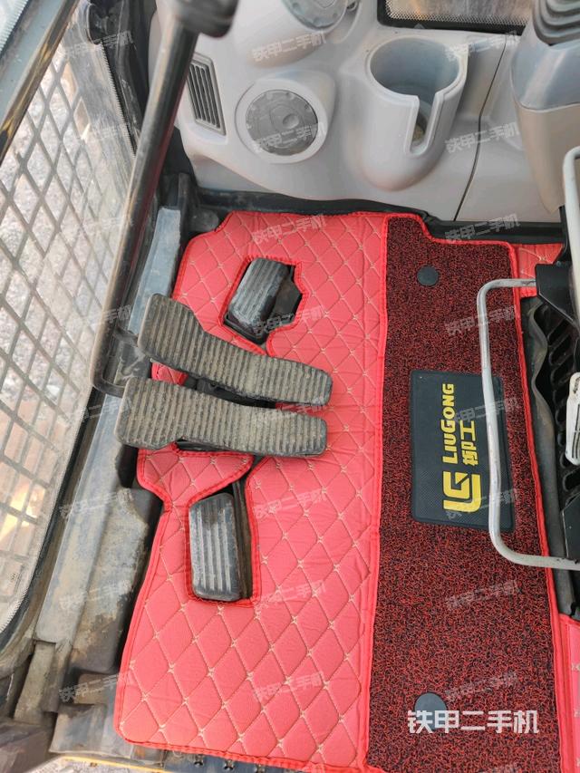 行走控制手柄和踏板 俯拍(驾驶室部分) 行走控制手柄和踏板 俯拍(驾驶室部分)