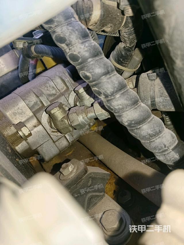 液壓泵艙室正面整體(整機(jī)外觀) 液壓泵艙室正面整體(整機(jī)外觀)