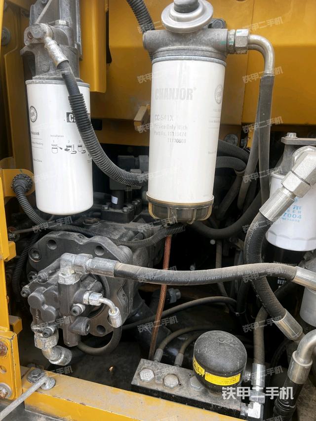 液壓泵艙室正面整體(整機(jī)外觀) 液壓泵艙室正面整體(整機(jī)外觀)