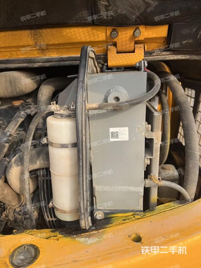 液壓泵艙室正面整體(整機外觀) 液壓泵艙室正面整體(整機外觀)