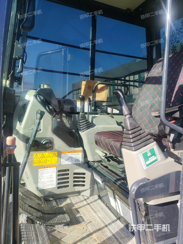 駕駛室頂部（整機外觀）