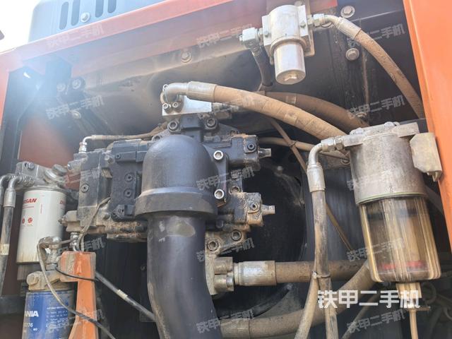 液压泵舱室正面整体（整机外观）