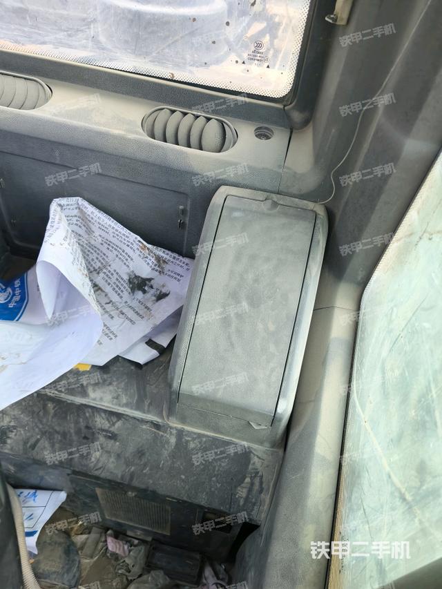 座椅右側(cè)控制臺/鑰匙門/油門/含右手柄（駕駛室部分）