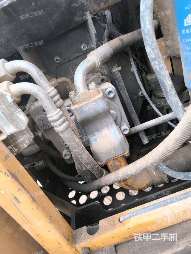 液壓泵艙室正面整體(整機外觀) 液壓泵艙室正面整體(整機外觀)