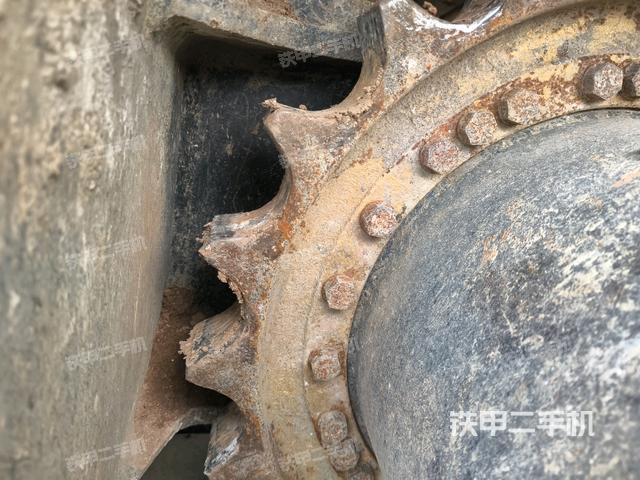 左驅(qū)動輪（行走機構(gòu)）