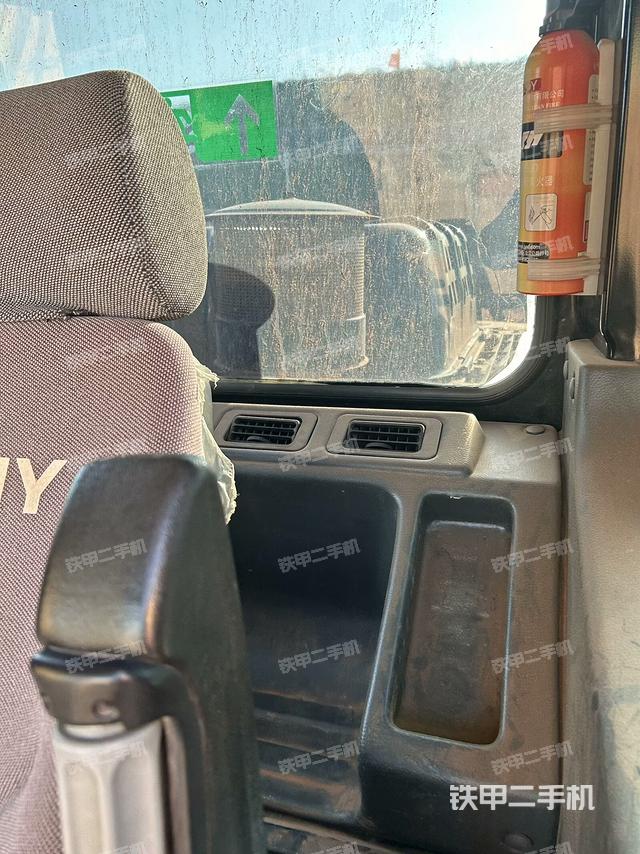 行走控制手柄和踏板?俯拍（駕駛室部分）