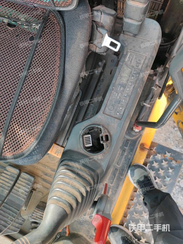 座椅右侧控制台/钥匙门/油门/含右手柄(驾驶室部分) 座椅右侧控制台/钥匙门/油门/含右手柄(驾驶室部分)