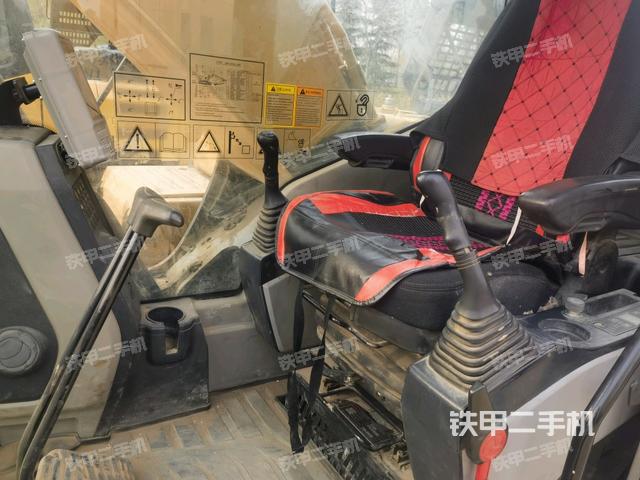 駕駛室整體(整機(jī)外觀) 駕駛室整體(整機(jī)外觀)