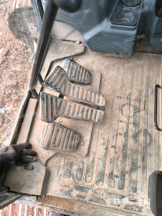 左后方玻璃角標(biāo)（駕駛室部分）