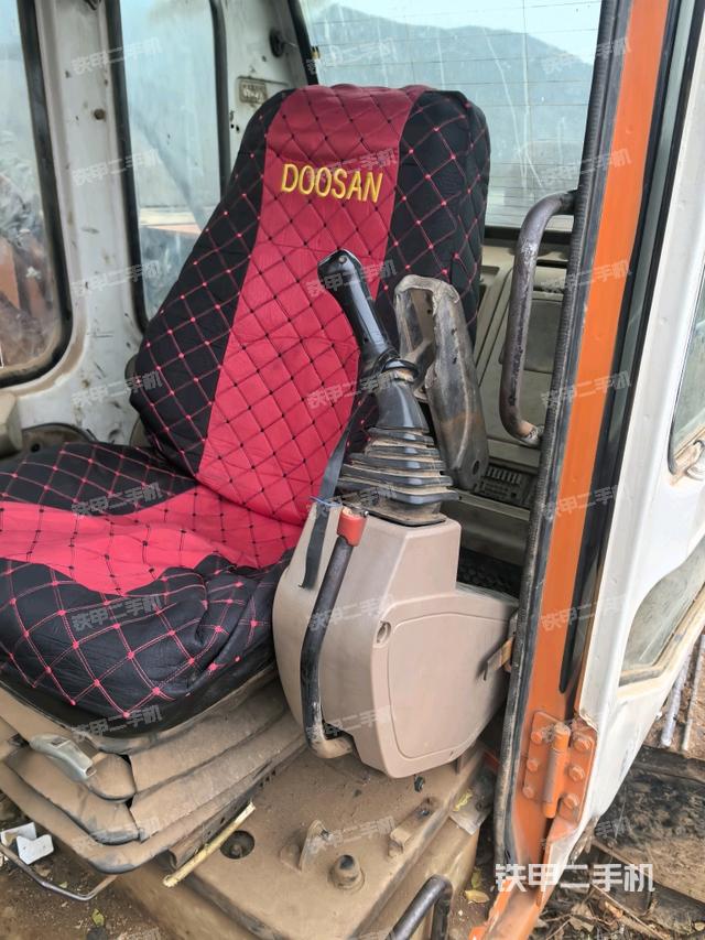 座椅左側(cè)控制臺/音響/含左手柄（駕駛室部分）