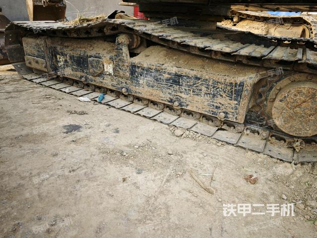 單側(cè)履帶整體(整機(jī)外觀) 單側(cè)履帶整體(整機(jī)外觀)