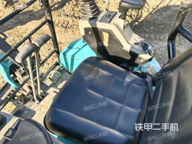 駕駛室頂部(整機外觀) 駕駛室頂部(整機外觀)