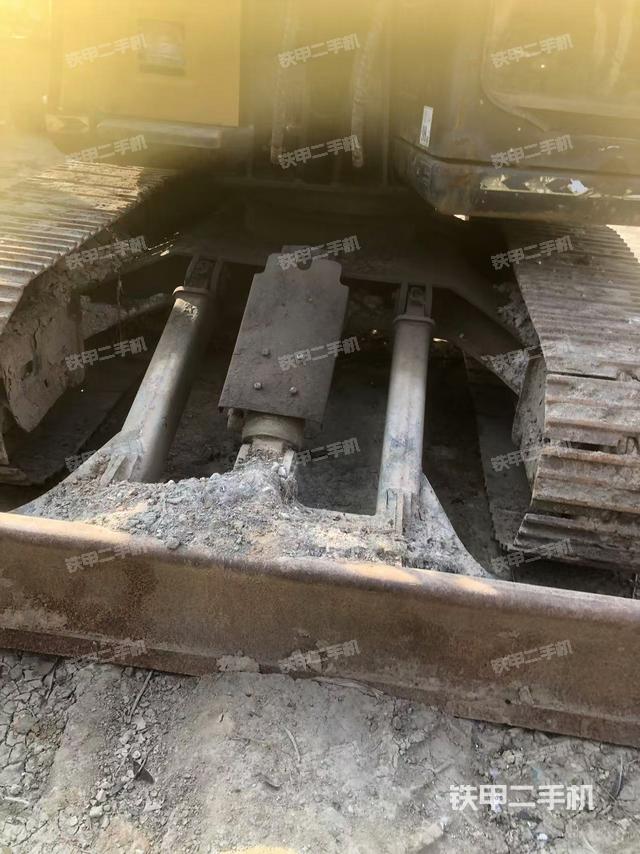 轉(zhuǎn)盤和下車架正前（工作和回轉(zhuǎn)裝置）