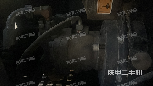 液壓泵艙室正面整體(整機外觀) 液壓泵艙室正面整體(整機外觀)