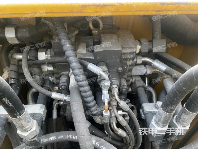 回轉(zhuǎn)馬達(dá)和主控閥(整機(jī)外觀) 回轉(zhuǎn)馬達(dá)和主控閥(整機(jī)外觀)