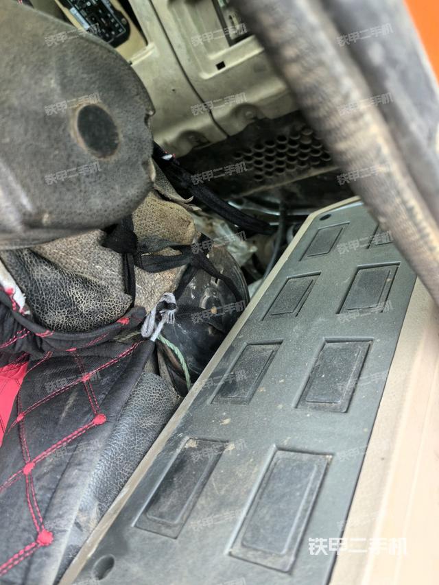 左后方玻璃角標(biāo)（駕駛室部分）