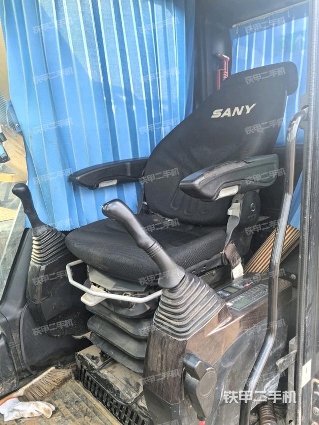 駕駛室整體(整機(jī)外觀) 駕駛室整體(整機(jī)外觀)