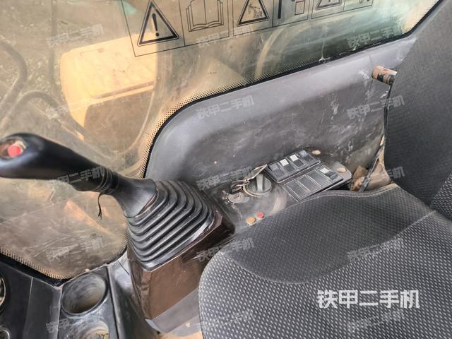 行走控制手柄和踏板?俯拍（駕駛室部分）