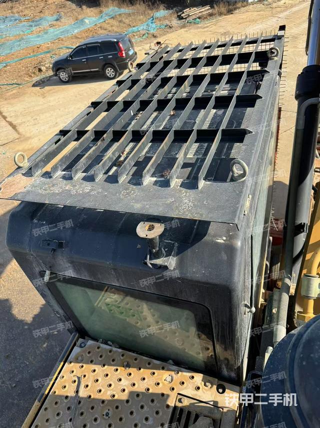 駕駛室頂部(整機(jī)外觀) 駕駛室頂部(整機(jī)外觀)