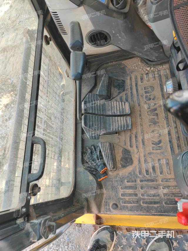 行走控制手柄和踏板 俯拍(驾驶室部分) 行走控制手柄和踏板 俯拍(驾驶室部分)