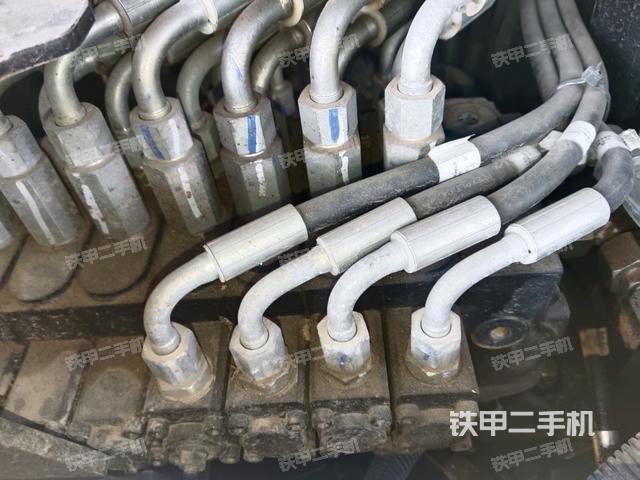 回轉(zhuǎn)馬達和主控閥(整機外觀) 回轉(zhuǎn)馬達和主控閥(整機外觀)
