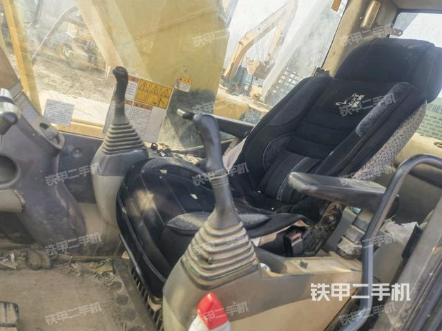 駕駛室整體(整機(jī)外觀) 駕駛室整體(整機(jī)外觀)