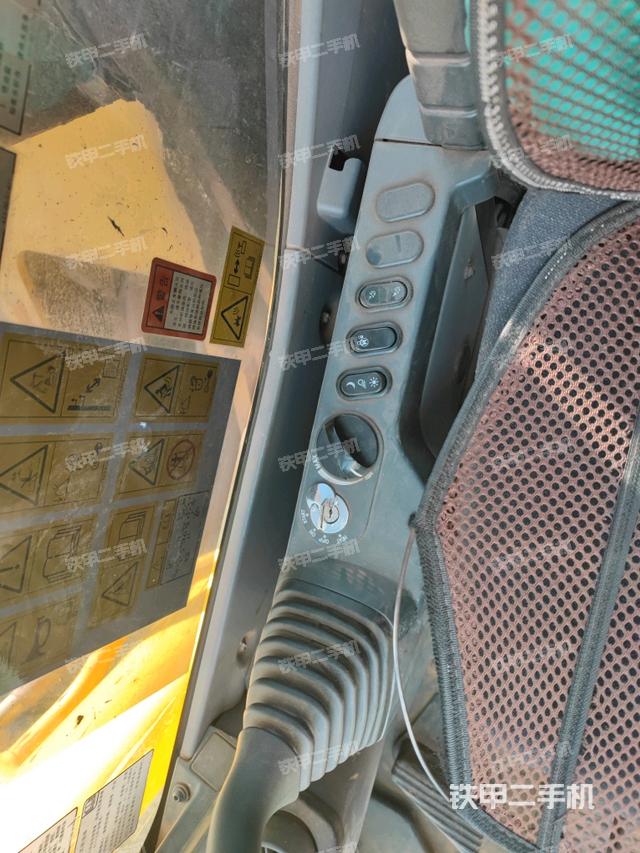 座椅左侧控制台/音响/含左手柄(驾驶室部分) 座椅左侧控制台/音响/含左手柄(驾驶室部分)