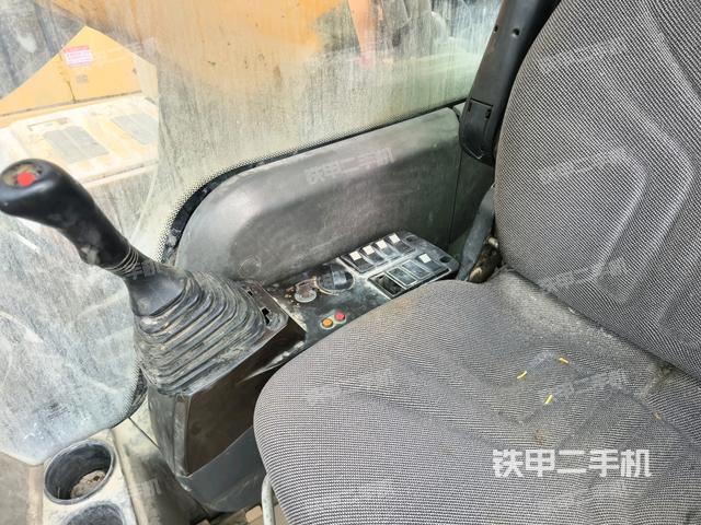 行走控制手柄和踏板?俯拍（駕駛室部分）