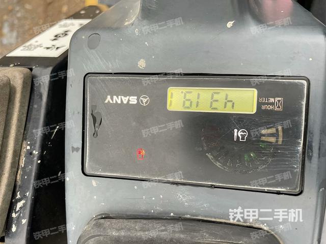 行走控制手柄和踏板?俯拍(駕駛室部分) 行走控制手柄和踏板?俯拍(駕駛室部分)